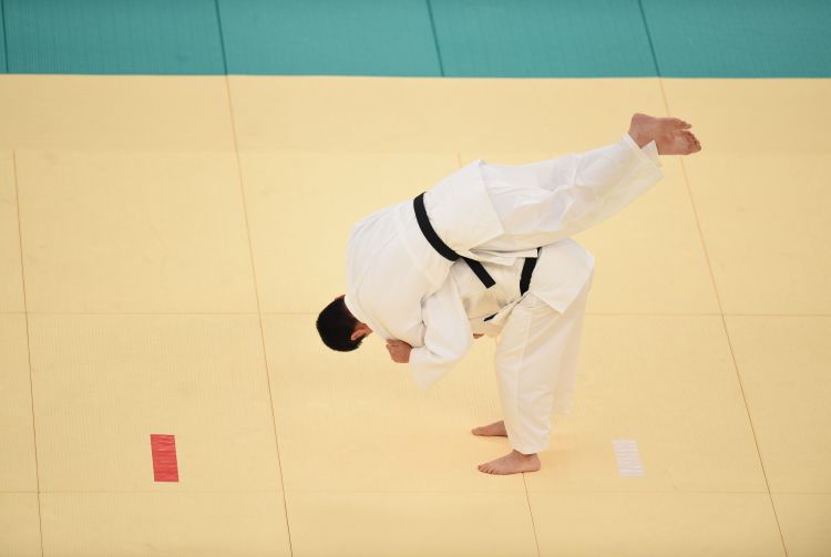 湖人板凳哑火半场仅得7分，马刺三大板凳合砍29分压制湖人